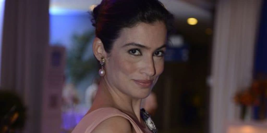 Renata Vasconcellos, após declarar amor por morena e assumir na TV, recebe flores e presente romântico é exposto