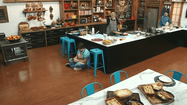 Lucas Salles flagrado sentado no The Chef (Foto: Reprodução)