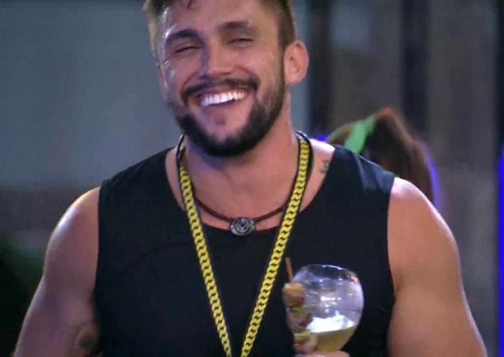 BBB21: Arthur é cara de pau e pede emprego para a Pocah: "Dançarino"