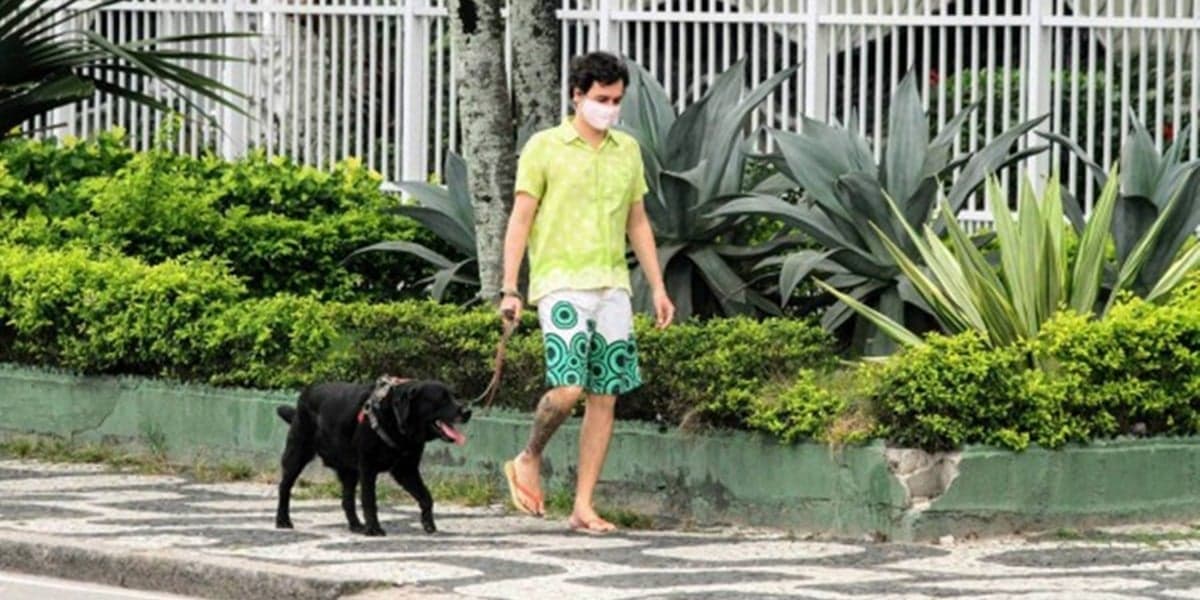 Felipe Dylon passeando com o seu cachorro com uma aparência mais magra (Foto: Reprodução) Felipe Dylon passeando com o seu cachorro com uma aparência mais magra (Foto: Reprodução)