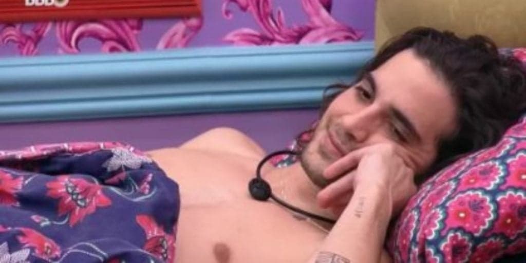 Câmera do BBB21 flagra Fiuk batendo um bolo sem dó e com força: "Delícia"