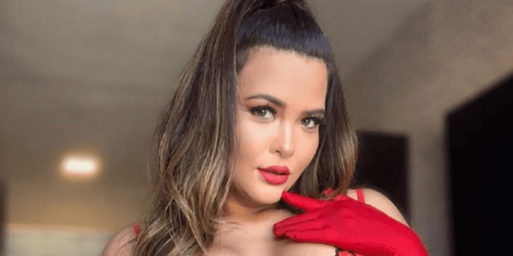 "Liberei", Geisy Arruda tira foto em espelho e deixa parte íntima grande saindo pelas beiradas com fio micro