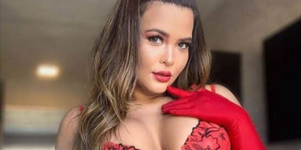 Ousada! Geisy Arruda surge completamente nua e coloca pizza no meio das pernas: "Vai um pedaço?"