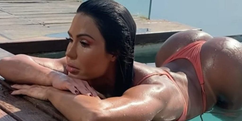 Gracyanne Barbosa deixa parte íntima gigante à mostra, empina o bumbum e chama atenção: "Toda molhada"