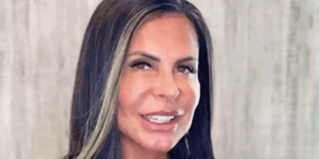 Gretchen com calcinha atolada aos 61 anos, surge na piscina de bruços e parte íntima pulando pra fora