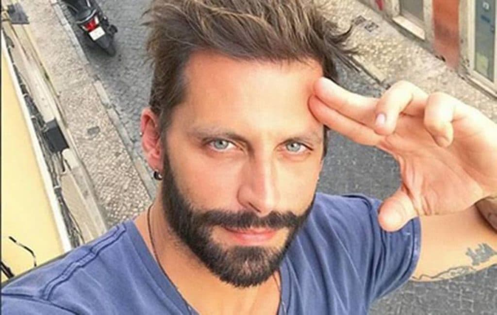 Após levar surra e chorar, Henri Castelli é pego em festa clandestina e prefeitura invade evento