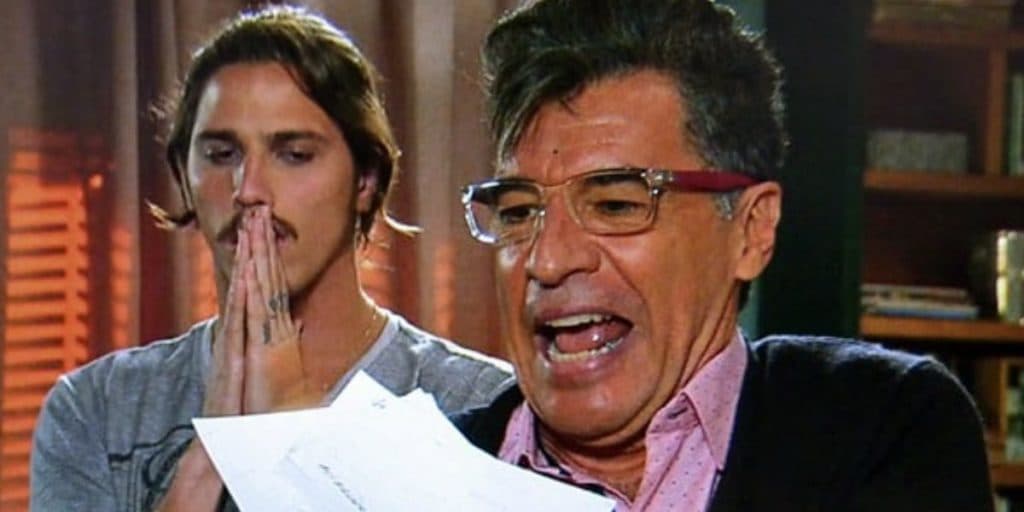 Império: Téo recebe fotos de Leonardo e Cláudio aos beijos e comemora: "Dinamite pura"
