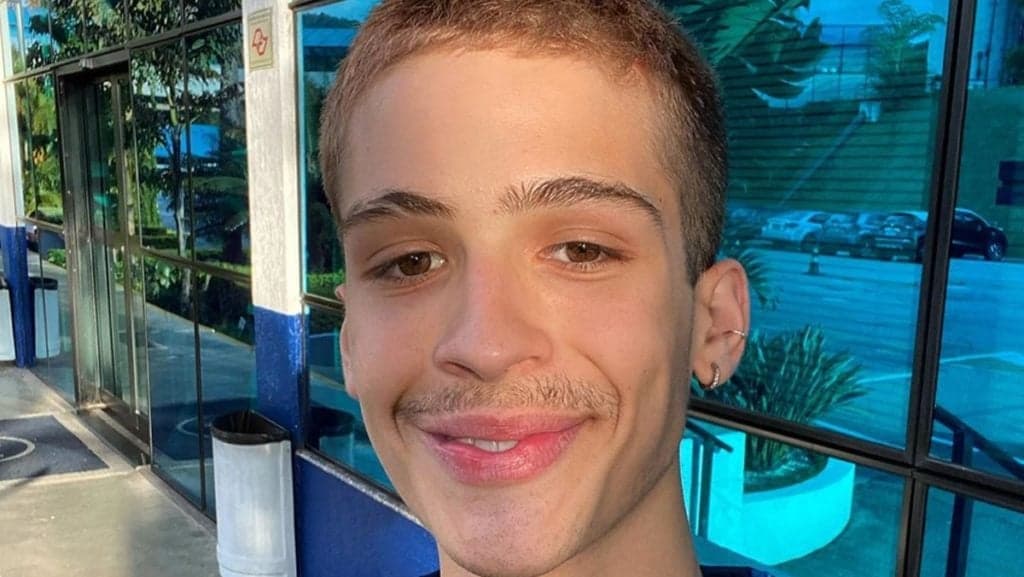 "Gostosinho e bonitinho", João Guilherme, filho de Leonardo, expõe tamanho do pênis, após foto pelado vazar