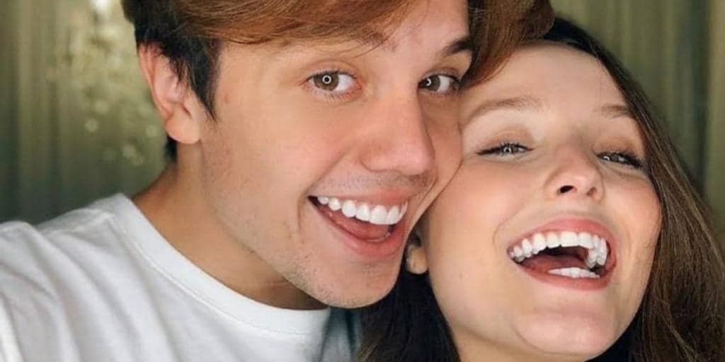 Larissa Manoela desabafa sobre saúde mental e detalha término: "Caminhos separados"