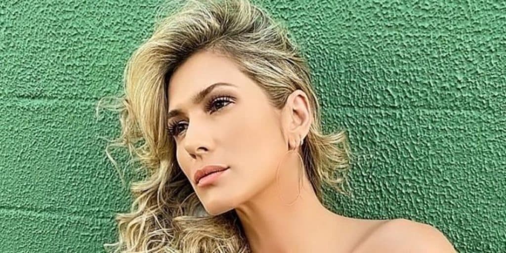 Lívia Andrade puxa sutiã, deixa seios explodindo e tamanho dos brutamontes assusta: "Leitinho"