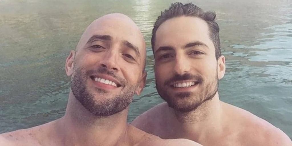 Marido de Paulo Gustavo divulga foto de arrebentar o coração com marido há mais de um mês entubado