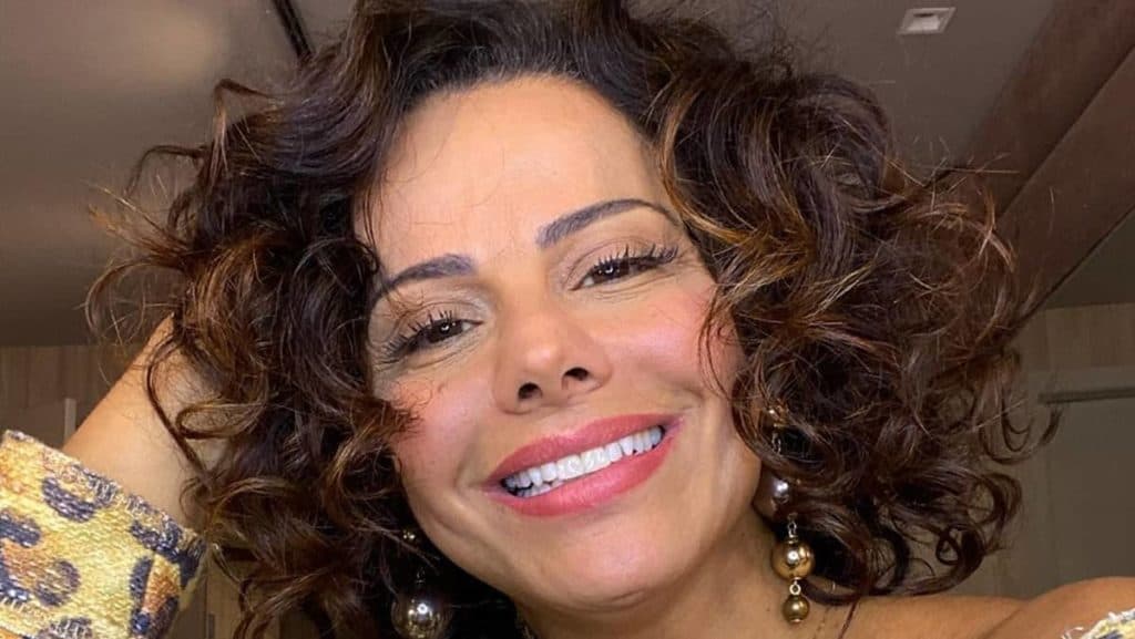 Vídeo de Viviane Araújo rebolando de quatro com parte íntima pulando explode e atriz escandaliza: "Senta devagar"