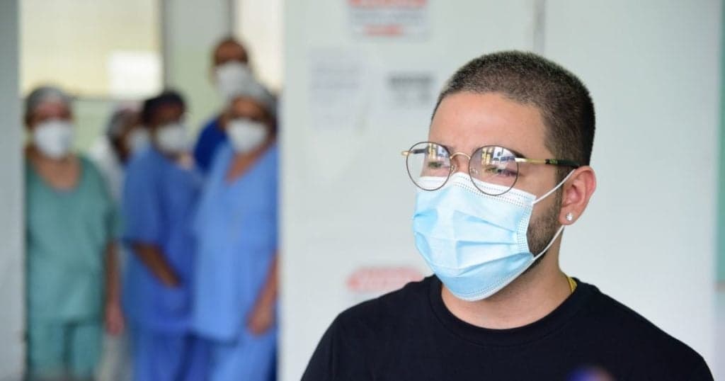 Yudi Tamashiro vai ao velório do pai, morto com doença cruel e surge completamente abatido: "Difícil"