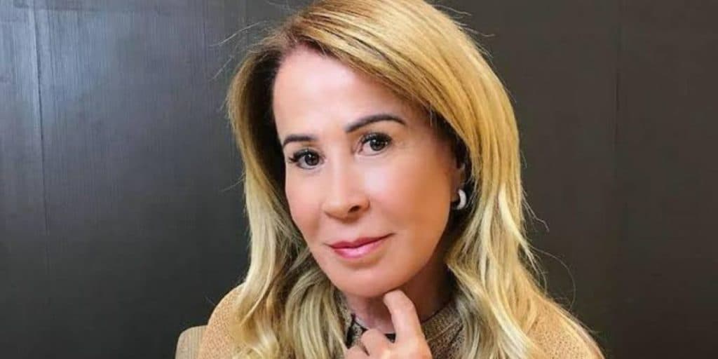 Zilu cruza as pernas aos 63 anos e parte íntima gigante vaza, após fotos picantes e biquíni fio dental