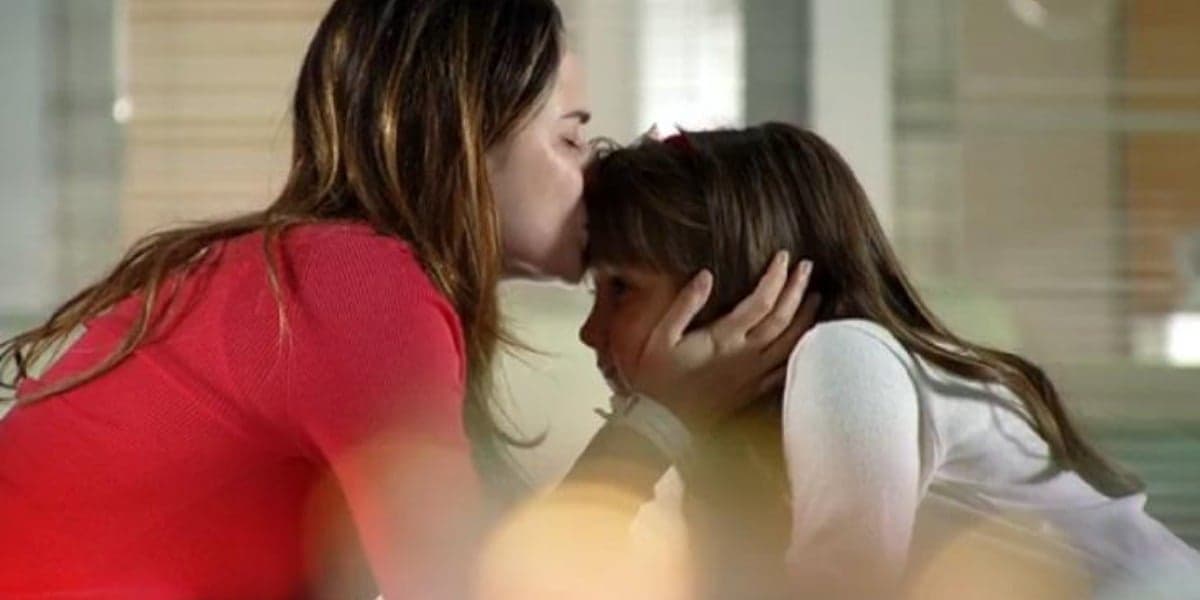 Ana e Júlia em resumo de A Vida da Gente (Foto: Reprodução/ TV Globo)