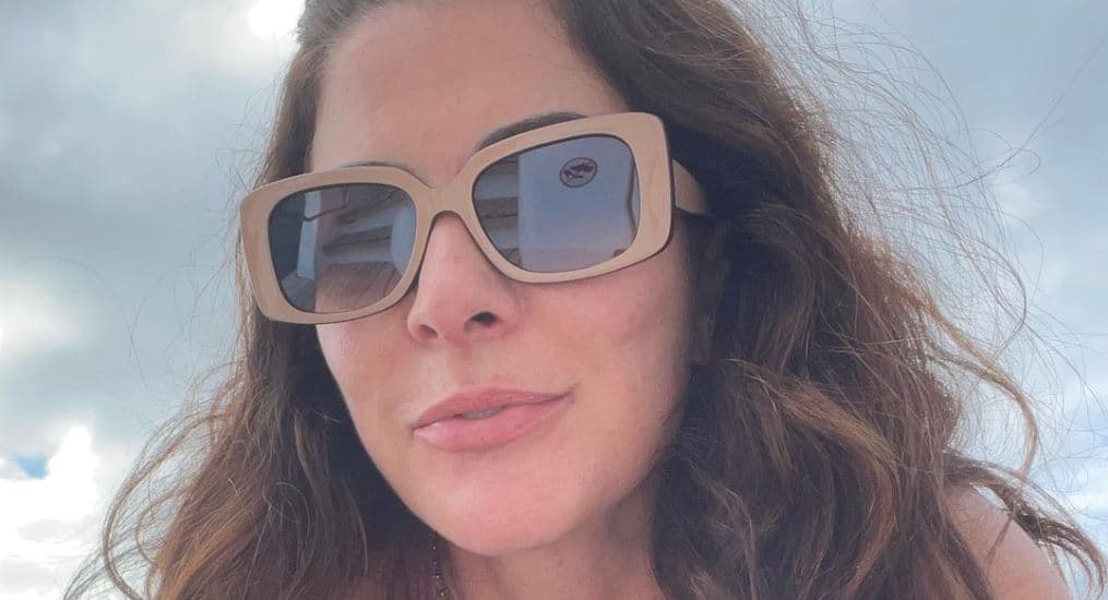 Ana Paula Padrão surge em biquíni mínimo e bota os melões para jogo