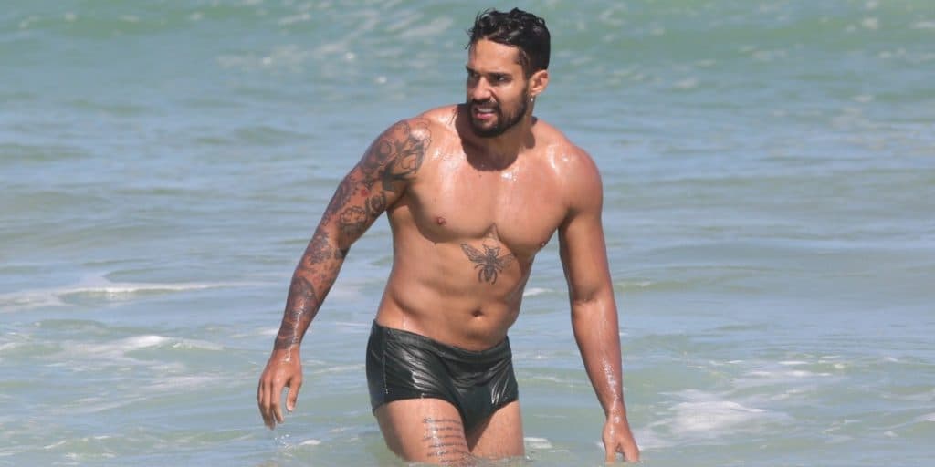 Arcrebiano, do BBB21, é flagrado com homem por paparazzi e apertada em parte íntima na sunga espanta: "Ele é"
