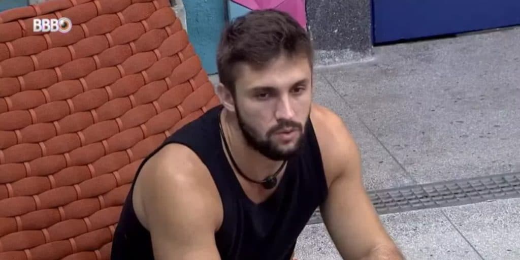 Arthur parte pra cima de Viih Tube, ataca sister com unhas e dentes e esculacha: "Falsa do Caralh@"