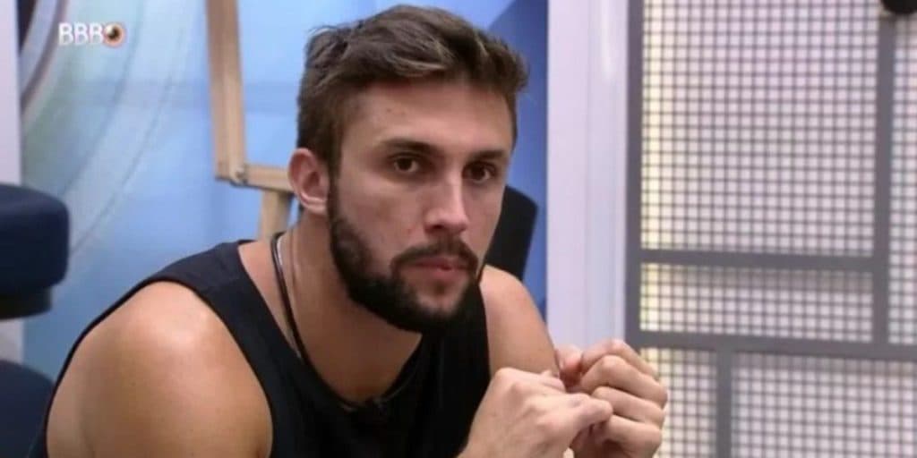 Arthur não se segura, tira roupa no BBB21 e encaixa Gil debaixo do edredom: "Presente"