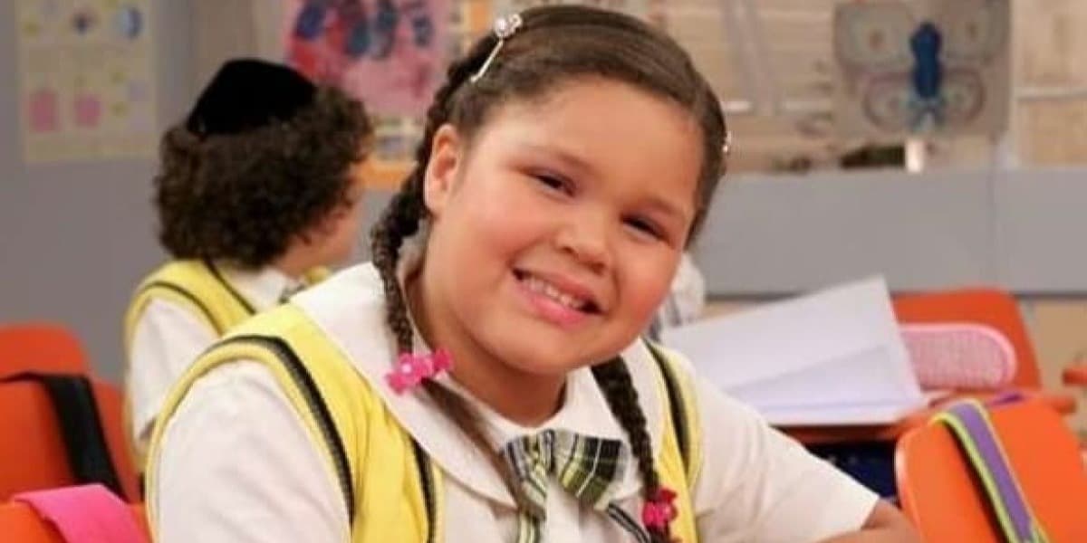 Aysha Benelli, filha da cantora Simony, nas gravações da novela "Carrossel" (Foto: Divulgação/SBT)