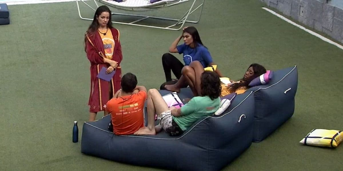 Brothers no jardim do BBB21 falando sobre a vacina (Reprodução: Globo)