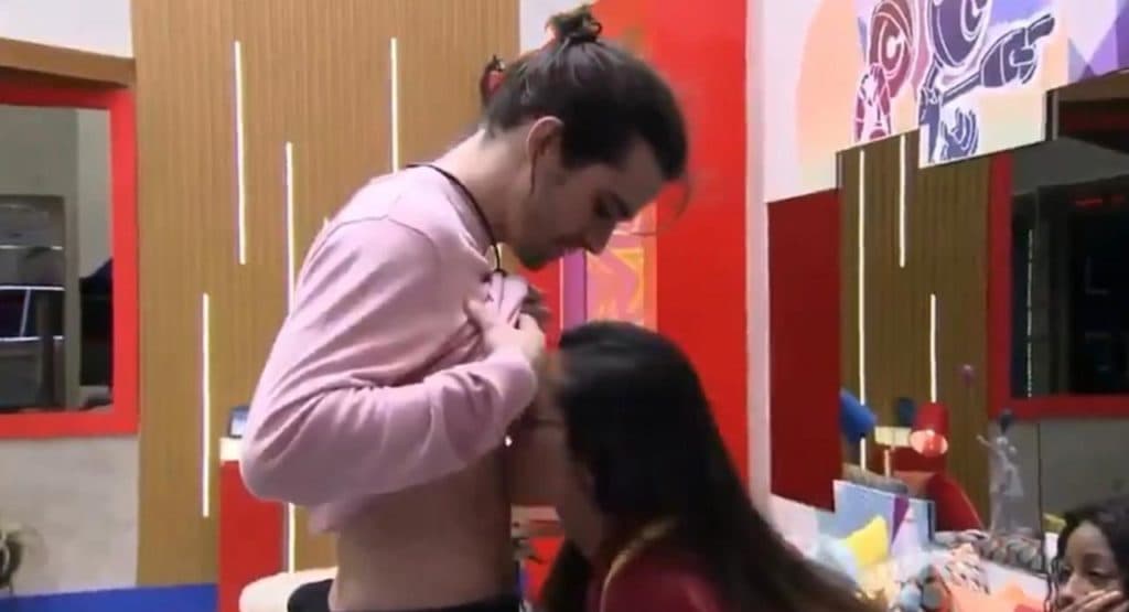 BBB21: Fiuk vai para cima de Juliette, consegue o que queria e advogada beija parte íntima do rapaz