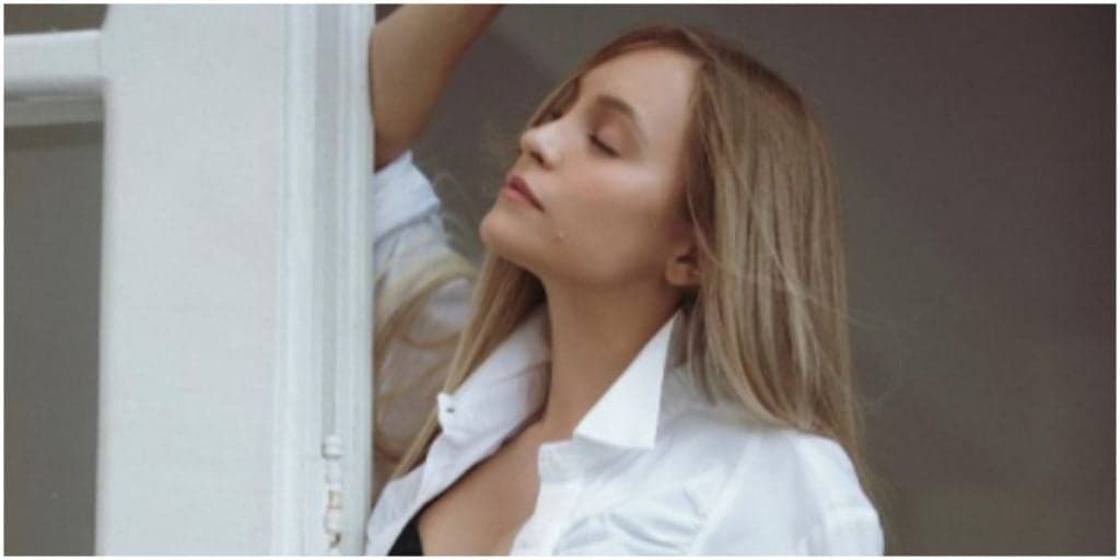 Carla Diaz faz ensaio sexy de lingerie preta e expõe imagem explícita