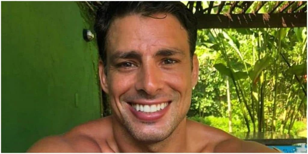 Cauã Reymond surge com sunga apertada, deixa parte íntima gigante marcada e volume explode: "Pacotão''
