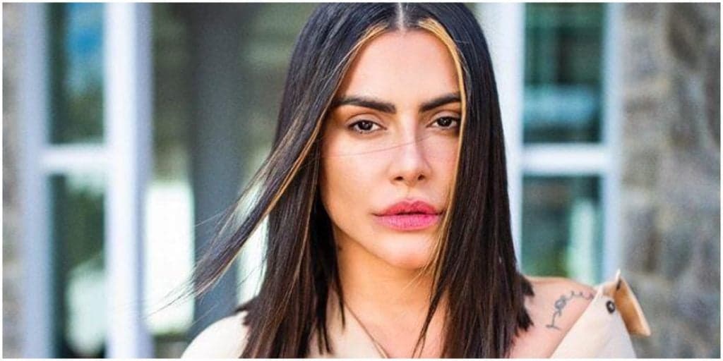 Cleo escandaliza com foto ousada, deixa seios à mostra e explode: "Gostosa''