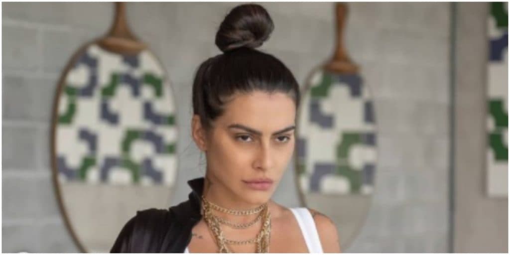 Cleo surge com biquíni cavadíssimo e marca parte íntima até o talo: "Cai para os lados"