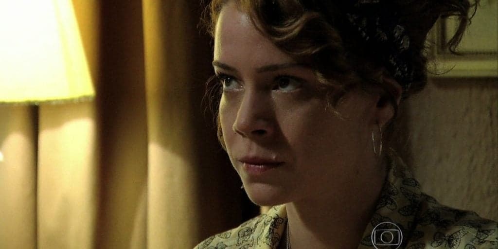 Império - Cristina recebe mensagem sobrenatural em velório, descobre verdadeiro pai e se assusta: "Herdeira"