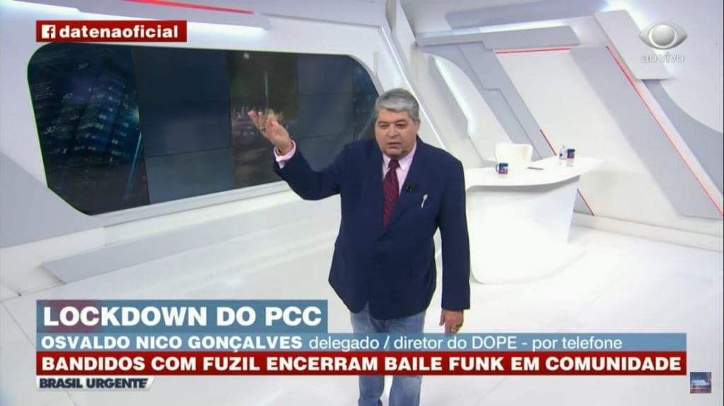 Datena explode após terrível crime, bate de frente com delegado e o repreende: "Pensa no que você vai falar"