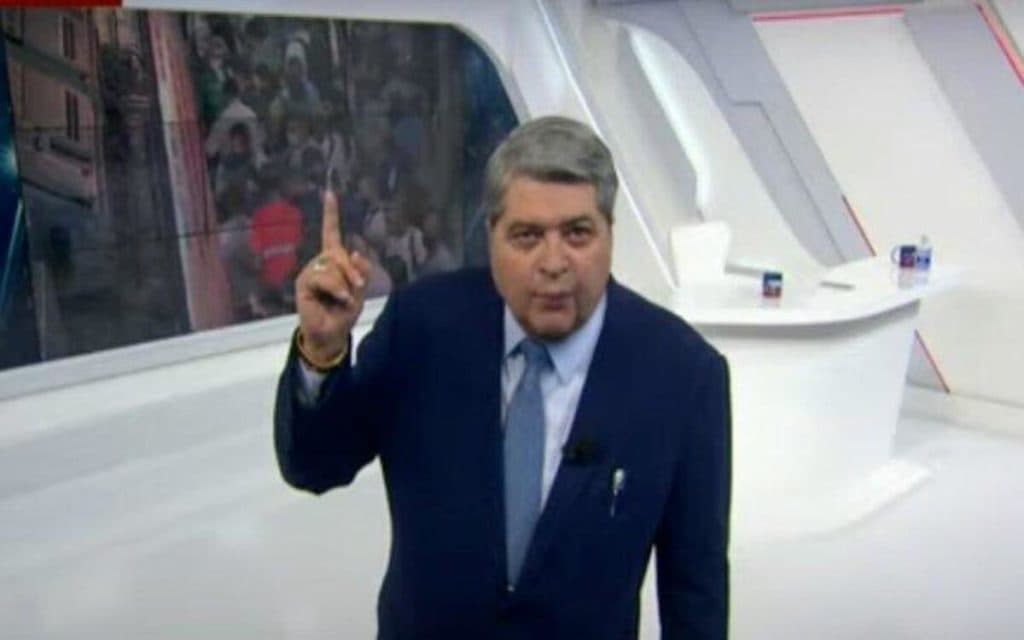 Datena grita após repórter da concorrência invadir seu programa ao vivo e faz ameaça: "Poderiam ter respeitado"