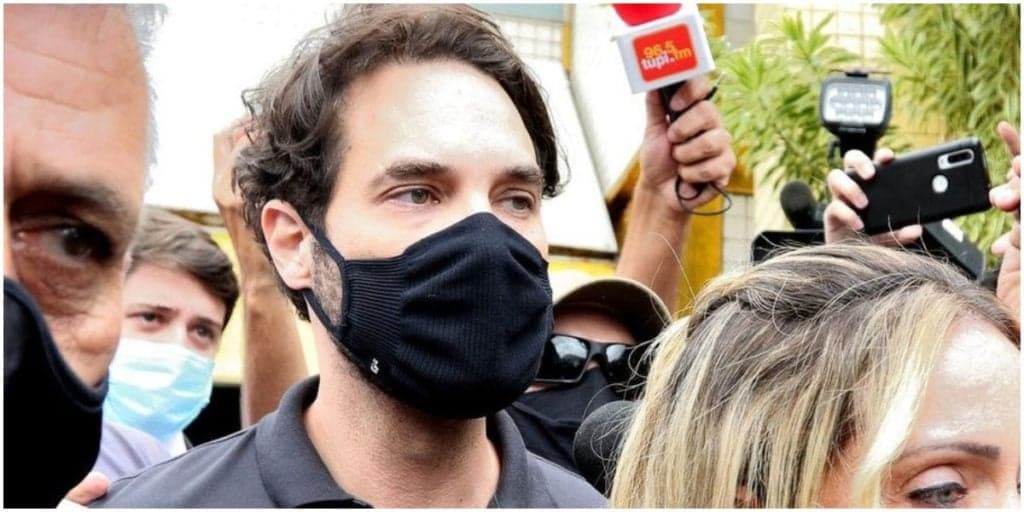 Caso Henry: Dr. Jairinho apanha na cadeia e é levado com urgência para hospital; mãe chora