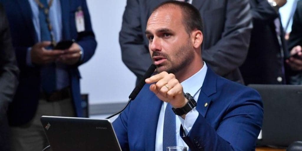 Eduardo Bolsonaro escandaliza, chama mulheres de portadoras de vagina e paga preço alto: "Agrediu"