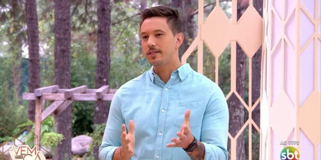 Gabriel Cartolano troca de roupa ao vivo no Fofocalizando