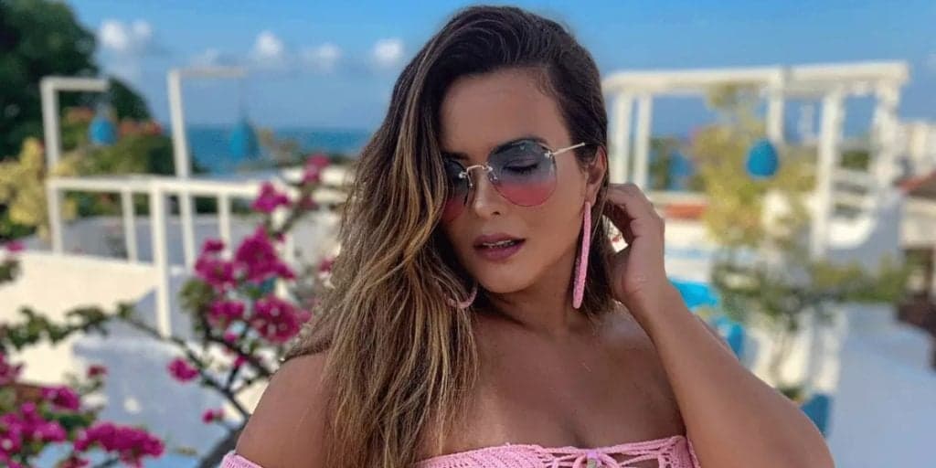 Geisy arruda puxa calcinha com força, deixa parte íntima atolada e tamanho absurdo choca: "Lascadinha"