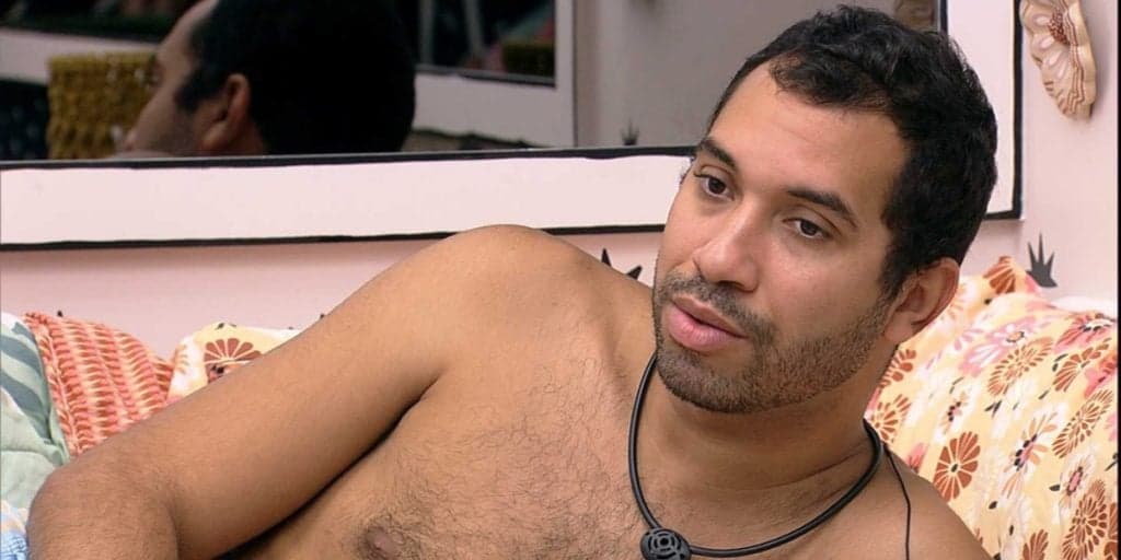Gilberto olha no fundo dos olhos de Fiuk no BBB21, acaricia o brother e faz proposta ousada: "Eu quero"