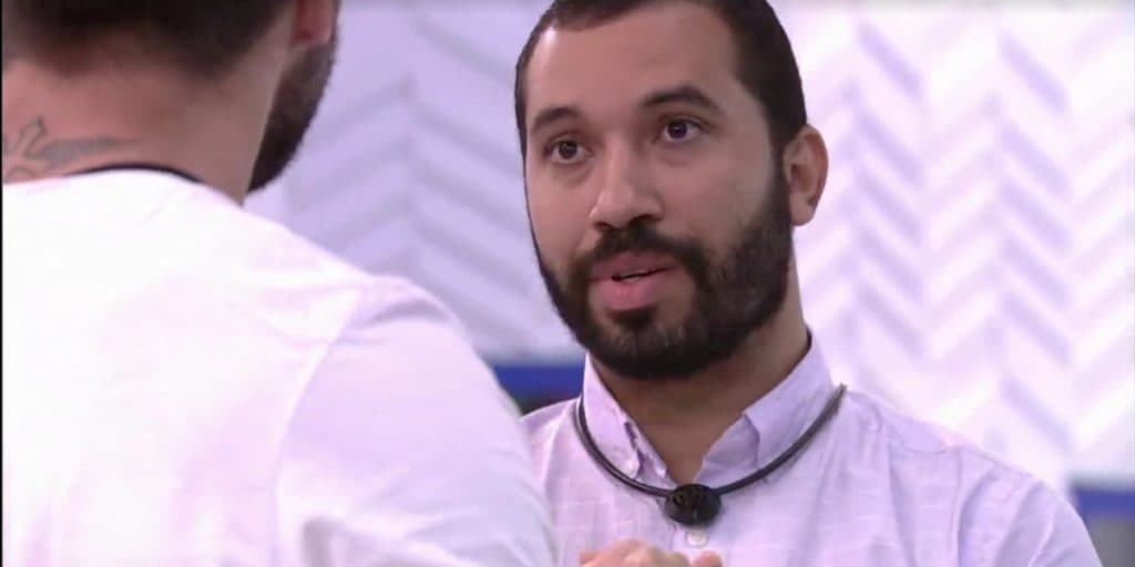 Gilberto encurrala Arthur no BBB21, provoca o rapaz e até Projota é envolvido: "Medo"