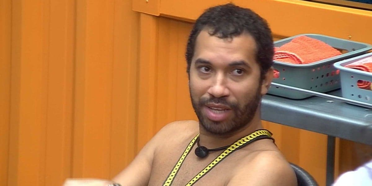 Gilberto sobe pelas paredes no BBB 21 (Foto: Reprodução)