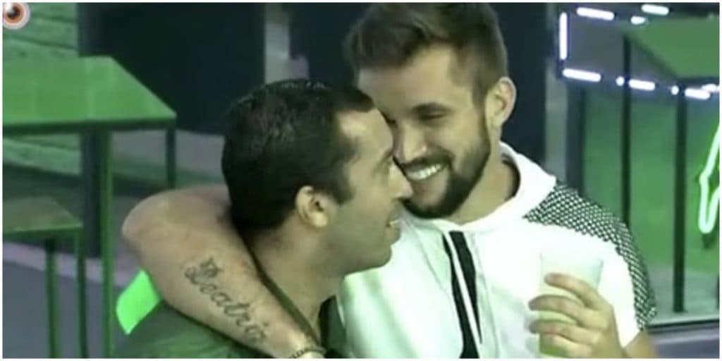 Arthur escancara romance com Gilberto e chama colega pra ver parte íntima: "Vamos, Gil"