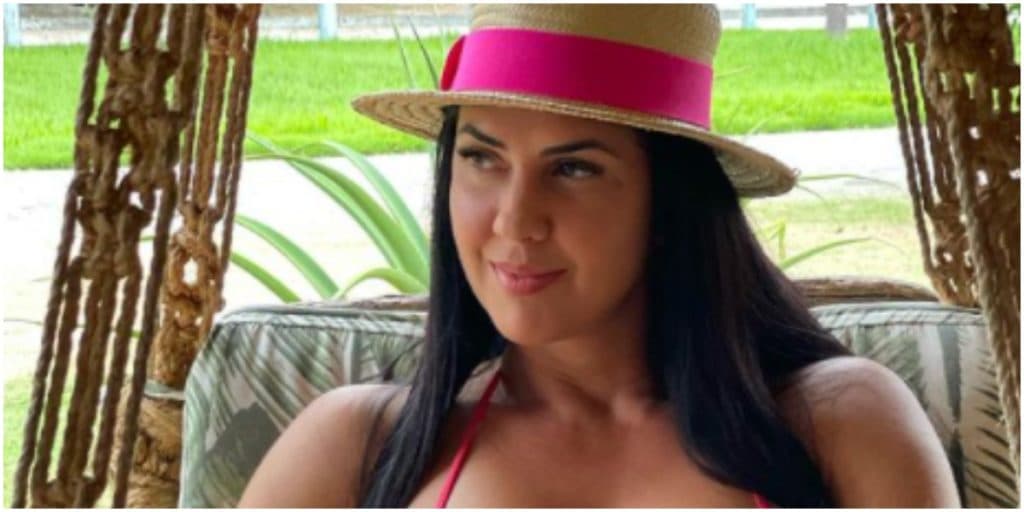 Graciele Lacerda empina o bumbum com micro biquíni enfiado e arregaça com pose explícita: "Vendo tudo"