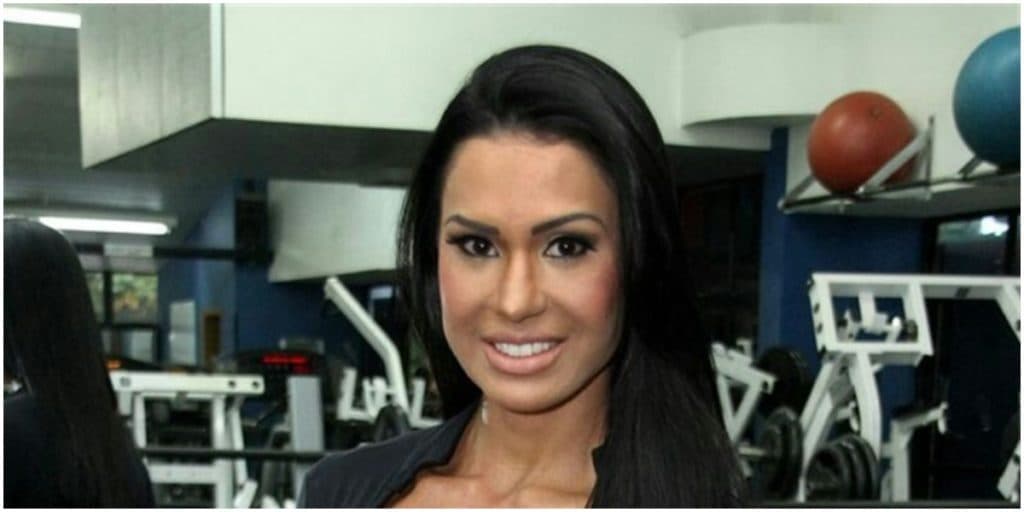 Gracyanne Barbosa comemora a Páscoa e escandaliza quase nua com negócio grande na boca