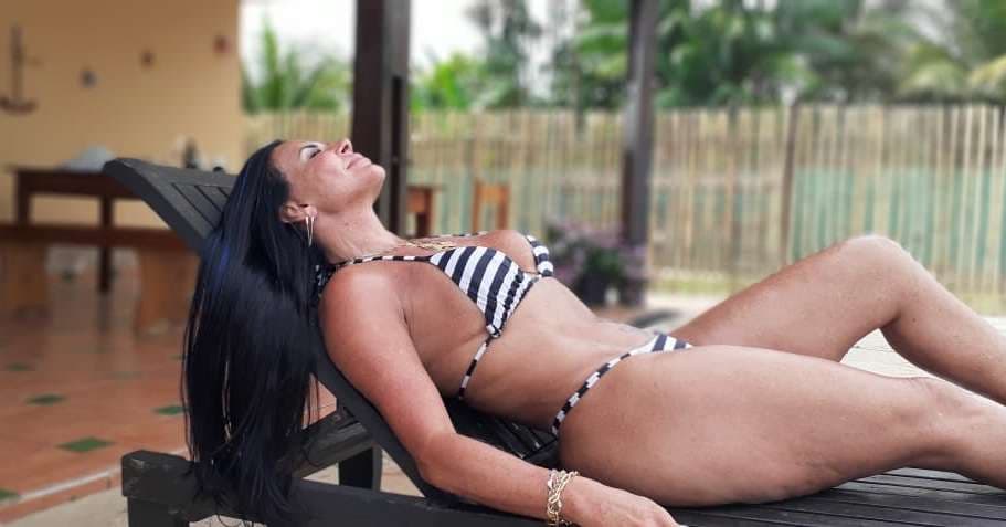 "300 por dia", detona Gretchen ao assumir vício e escancarar corpo absurdo aos 61 com biquíni atolado