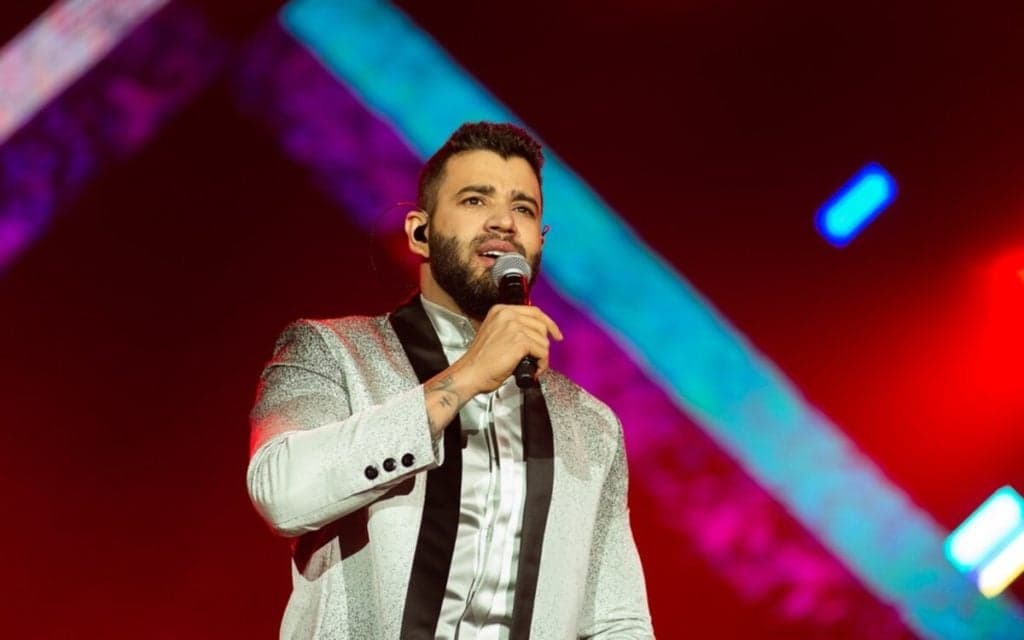 Gusttavo Lima abre demais, deixa parte íntima à mostra e público não perdoa: "Gostoso"