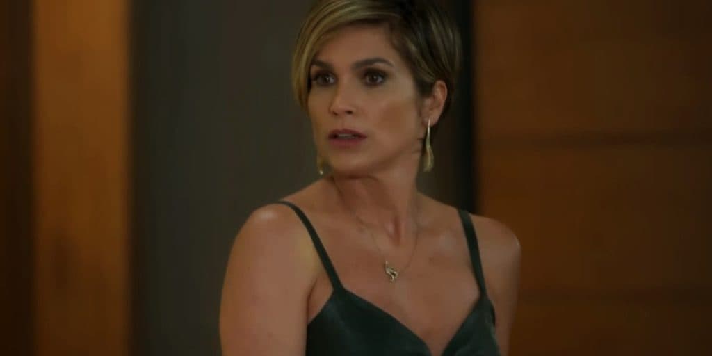 Salve-se Quem Puder: Helena pula cerca, tem encontro secreto e atiça a desconfiança de Hugo