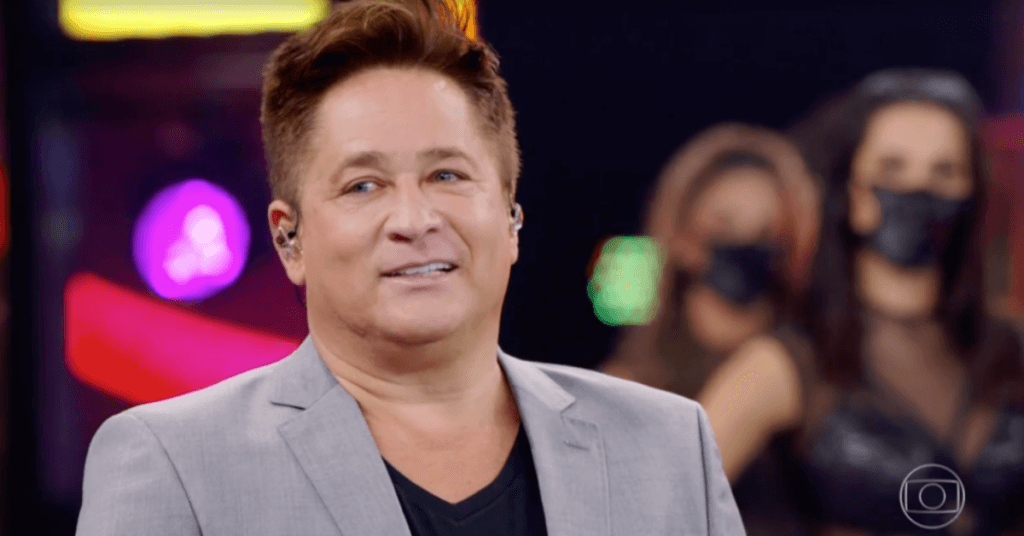 Leonardo é flagrado nos bastidores do Domingão do Faustão enchendo a cara com cachaça: "A Globo exigiu"