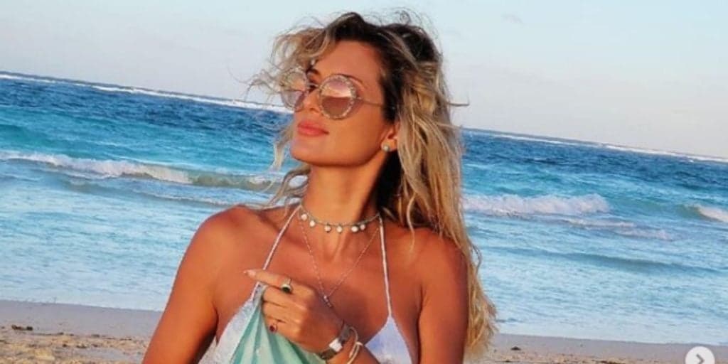 Lívia Andrade tem fotos completamente nua no banho com língua pra fora e seios expostos: "Linda demais"