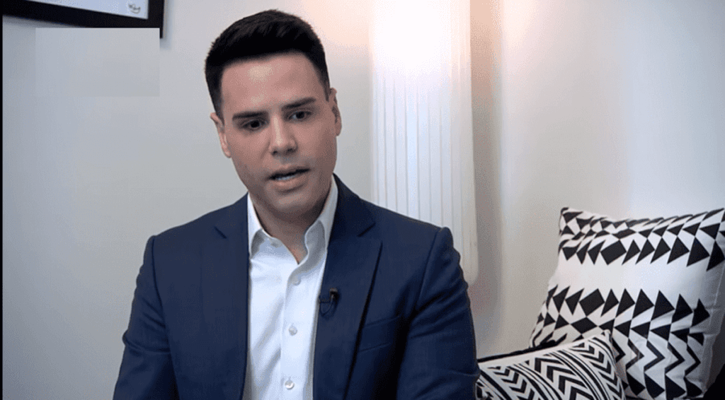 Luiz Bacci, discreto na vida pessoal, escancara sexo com porteiro, é chamado de lixo e detona: "Orgulho"