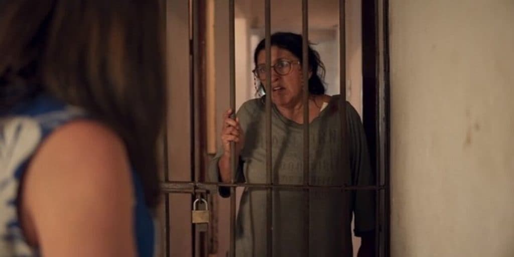 Amor de Mãe - Lurdes atormenta Thelma, provoca com notícia arrebatadora e vilã explode: "Vai te catar"